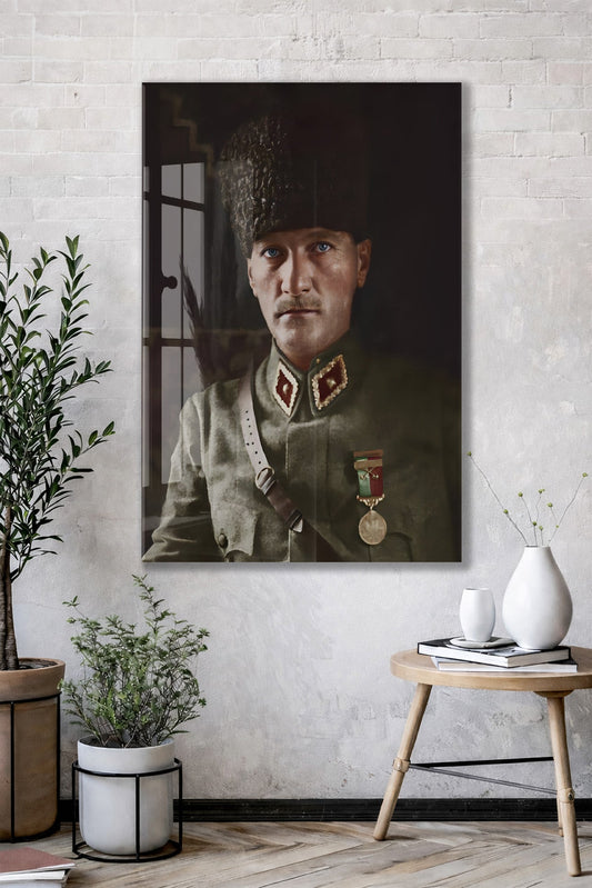 Atatürk Cam Tablo – Askerî Üniformalı İkonik Portre, 4 mm Temperli Cam Üzerine Premium Duvar Dekoru