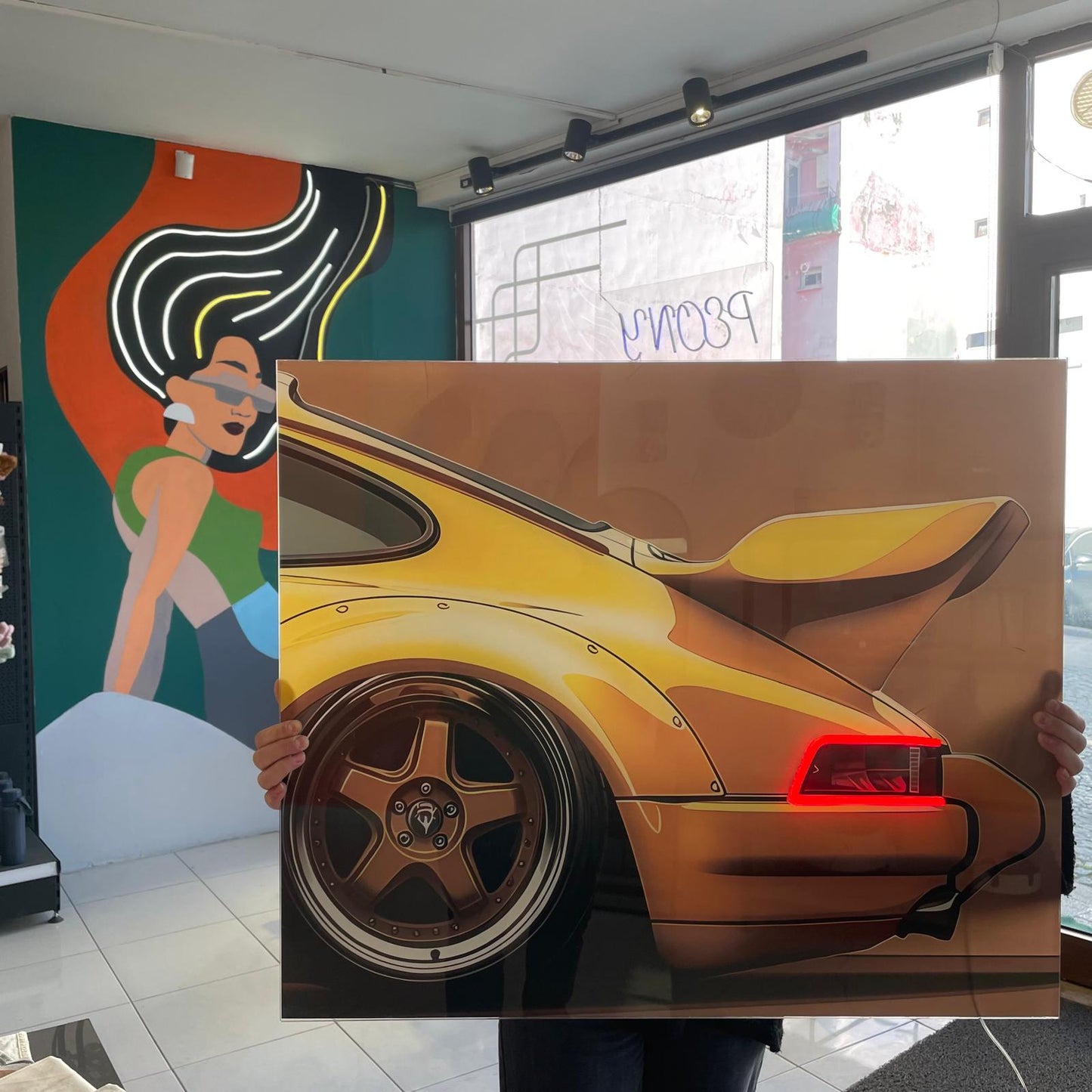 Sarı Klasik Spor Araba UV Baskı Neon Duvar Dekoru | Retro Pleksi Işıklı Tablo | Gamer Room ve Ofis Dekoru