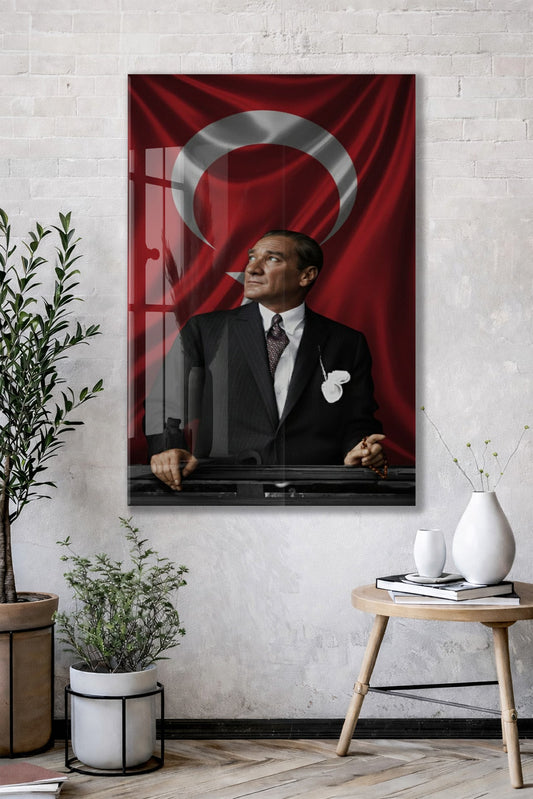 Atatürk Türk Bayrağı Önünde Cam Tablo – Devlet Adamlığı ve Liderlik Temalı 4 mm Temperli