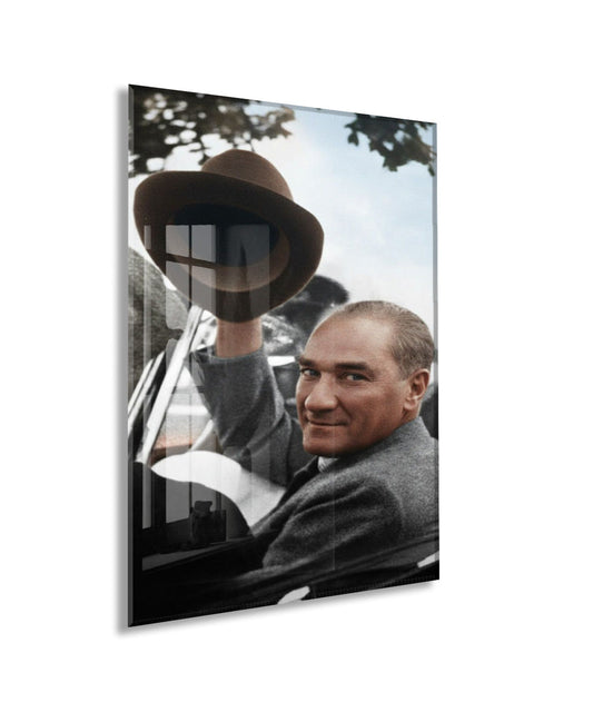 Atatürk Şapkalı Selam Verirken Cam Tablo – Halkla Bütünleşen Lider Temalı Cam Duvar Tablosu