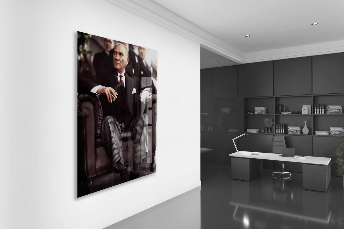 Atatürk Cam Tablo – İkonik Liderlik Portresi, 4 mm Temperli Cam Üzerine Prestijli ve Güçlü Duvar