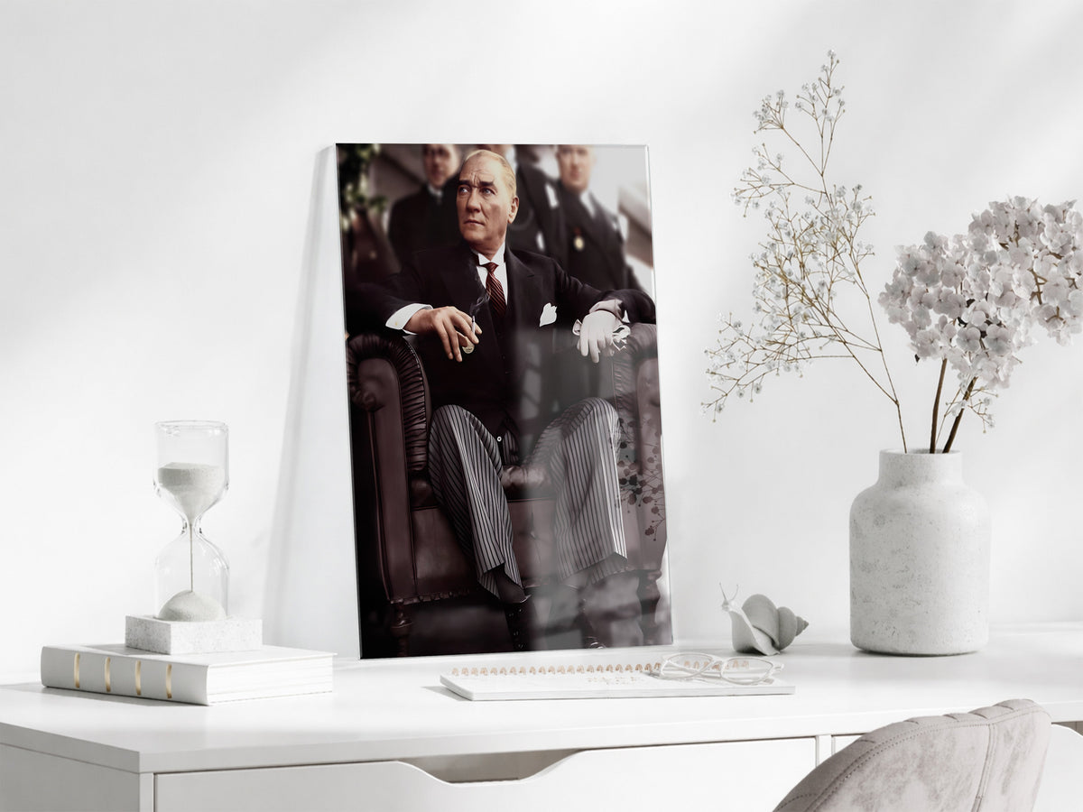 Atatürk Cam Tablo – İkonik Liderlik Portresi, 4 mm Temperli Cam Üzerine Prestijli ve Güçlü Duvar