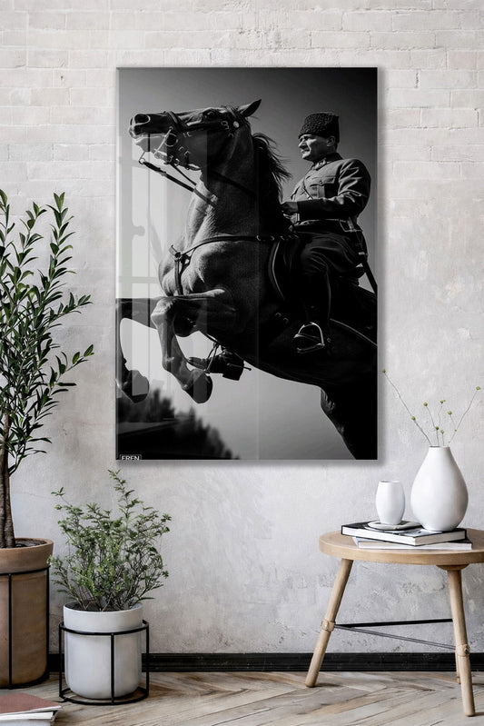 Atatürk At Üzerinde Cam Tablo – Siyah Beyaz Liderlik Temalı Cam Duvar Tablosu -PeonyAta068