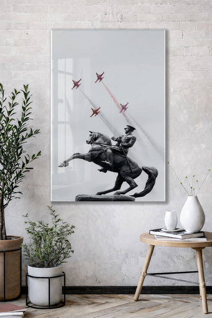 Atatürk At Üzerinde Cam Tablo – Modern Liderlik Temalı 4 mm Temperli Cam Duvar Dekoru -PeonyAta054
