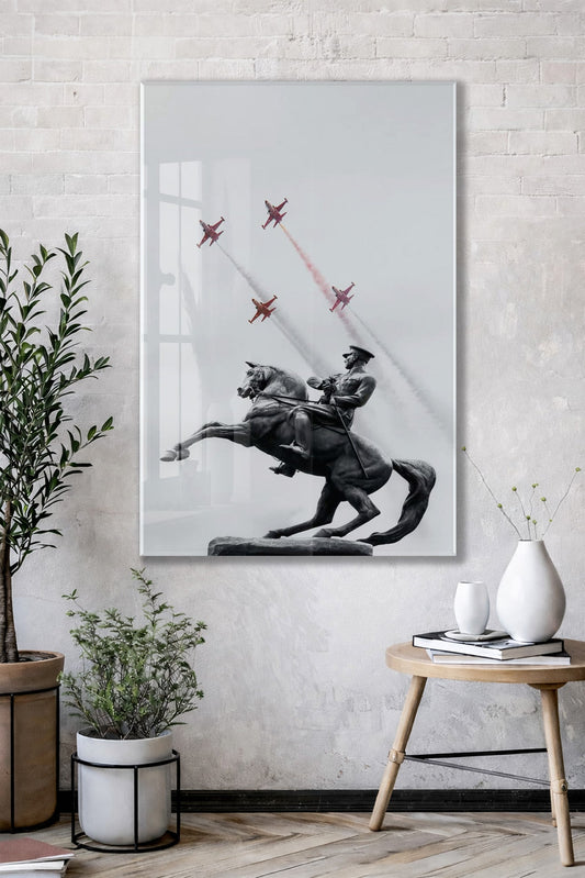 Atatürk At Üzerinde Cam Tablo – Modern Liderlik Temalı 4 mm Temperli Cam Duvar Dekoru -PeonyAta054