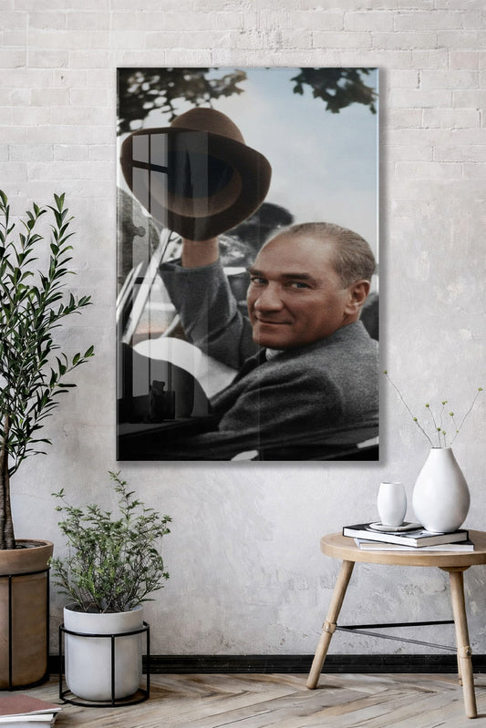 Atatürk Şapkalı Selam Verirken Cam Tablo – Halkla Bütünleşen Lider Temalı Cam Duvar Tablosu