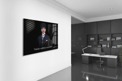 Kalpaklı Mustafa Kemal Atatürk Cam Tablo | “Adalet Mülkün Temelidir” Premium 4 mm Temperli Cam Tablo -PeonyAta1313