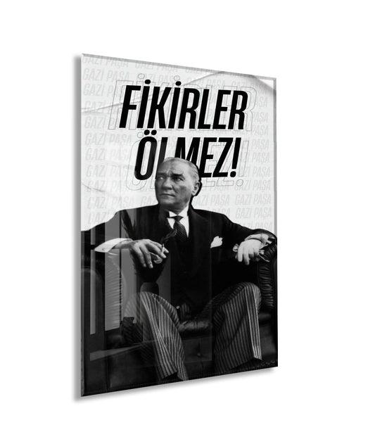Fikirler Ölmez Atatürk Cam Tablo | Siyah Beyaz Tipografik Atatürk Portresi, İlham Veren Duvar Dekoru, 4mm Temperli Cam UV Baskı PeonyAta046