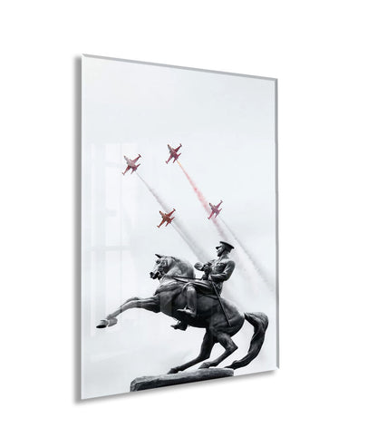 Atatürk At Üzerinde Cam Tablo – Modern Liderlik Temalı 4 mm Temperli Cam Duvar Dekoru -PeonyAta054