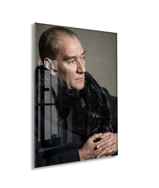 Mustafa Kemal Atatürk Portre Cam Tablo | Renkli 4 mm Temperli UV Baskılı Premium Duvar Dekoru -PeonyAta1310