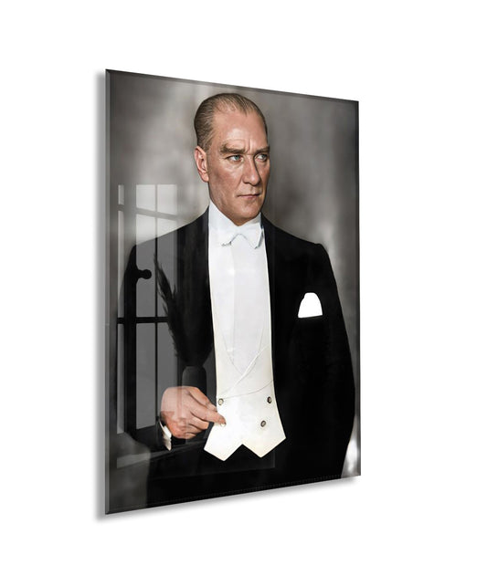 Smokinli Atatürk Cam Tablo – Cumhuriyet Zarafetini Yansıtan Modern 4 mm Temperli Cam Duvar Dekoru -PeonyAta1008