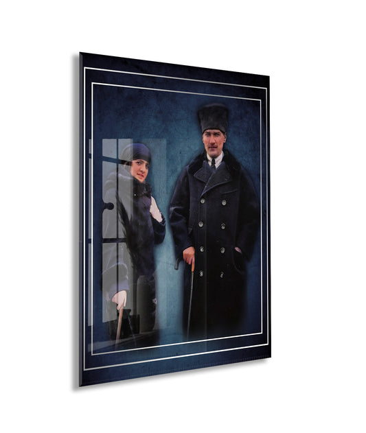 Atatürk ve Latife Hanım Cam Tablo – Cumhuriyet Dönemini Yansıtan Prestijli 4 mm Temperli Cam Duvar Dekoru -PeonyAta1004