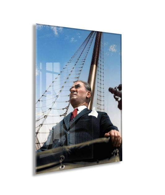 Gemide Atatürk Cam Tablo – İleri Görüş ve Liderliği Simgeleyen Modern 4 mm Temperli Cam Duvar Dekoru -PeonyAta1007