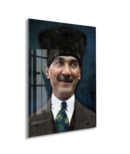 Kalpaklı Atatürk Portre Cam Tablo – Millî Mücadele Ruhunu Yansıtan Modern 4 mm Temperli Cam Duvar Dekoru -PeonyAta1003