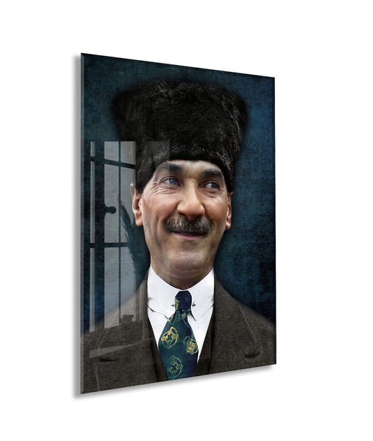 Kalpaklı Atatürk Portre Cam Tablo – Millî Mücadele Ruhunu Yansıtan Modern 4 mm Temperli Cam Duvar Dekoru -PeonyAta1003