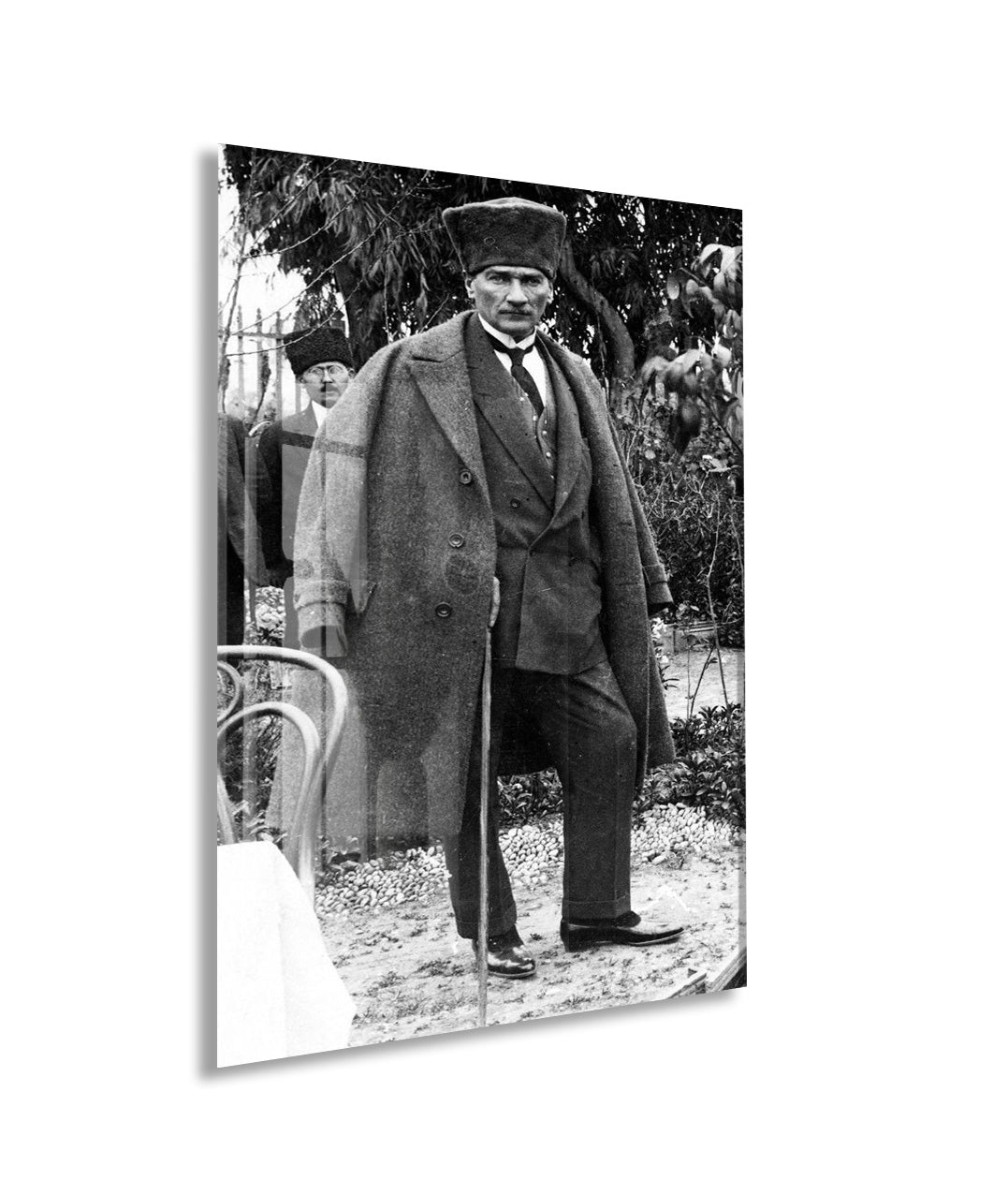 Atatürk Siyah Beyaz Cam Tablo – Bastonlu Tam Boy Portre 4 mm Temperli Cam -PeonyAta060