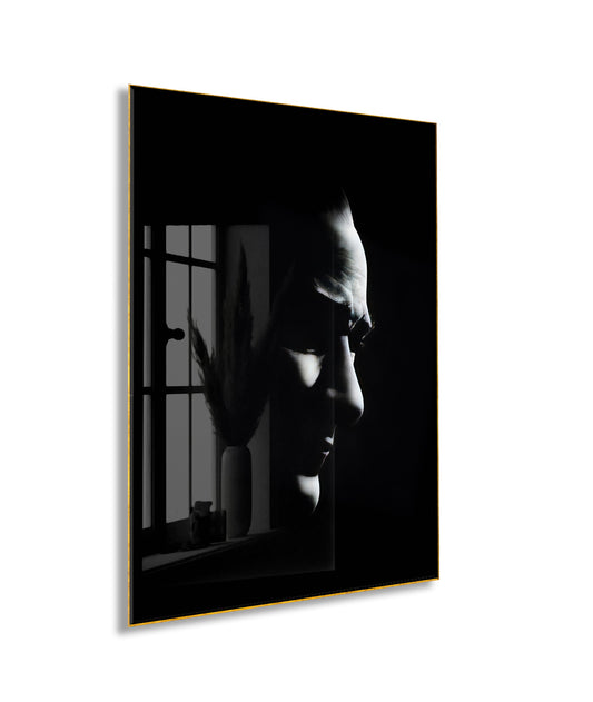 Karanlık Profil Atatürk Cam Tablo – Güçlü Işık ve Gölgeyle Liderliği Yansıtan 4 mm Temperli Cam Duvar Dekoru -PeonyAta1017