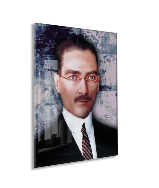 Atatürk Cam Tablo – Gözlüklü Portre Tasarımı, 4 mm Temperli Cam Üzerine Modern ve Prestijli Duvar Dekoru -PeonyAta1021