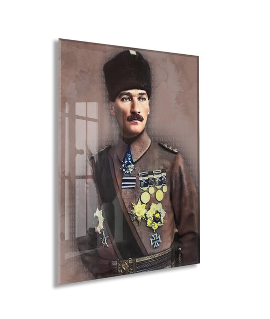 Madalyalı Kalpaklı Atatürk Cam Tablo – Kahramanlık ve Onuru Yansıtan 4 mm Temperli Cam Duvar Dekoru -PeonyAta1014