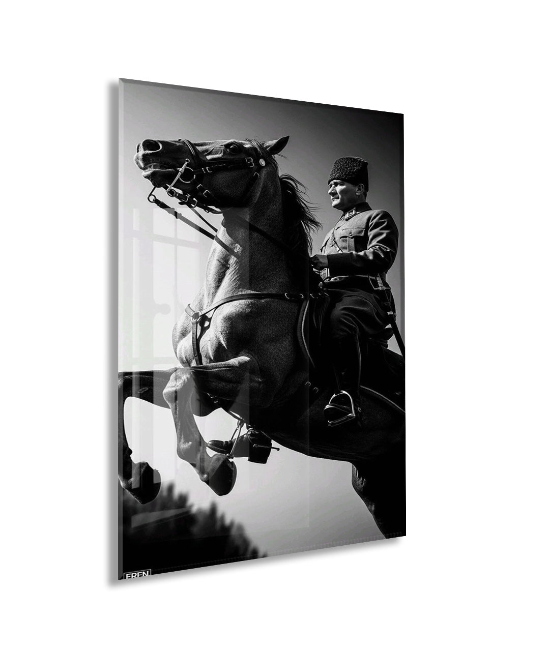 Atatürk At Üzerinde Cam Tablo – Siyah Beyaz Liderlik Temalı Cam Duvar Tablosu -PeonyAta068