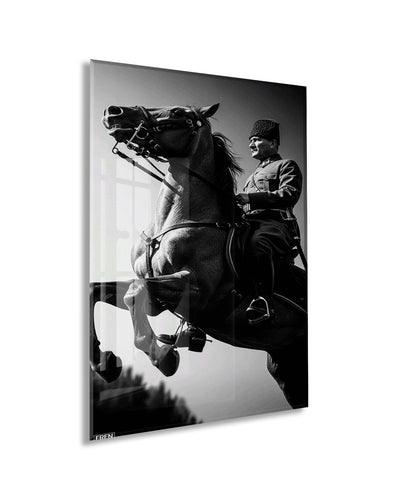 Atatürk At Üzerinde Cam Tablo – Siyah Beyaz Liderlik Temalı Cam Duvar Tablosu -PeonyAta068