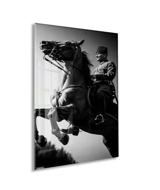 Atatürk At Üzerinde Cam Tablo – Siyah Beyaz Liderlik Temalı Cam Duvar Tablosu -PeonyAta068