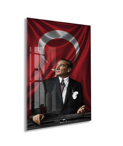 Atatürk Türk Bayrağı Önünde Cam Tablo – Devlet Adamlığı ve Liderlik Temalı 4 mm Temperli Cam-PeonyAta057