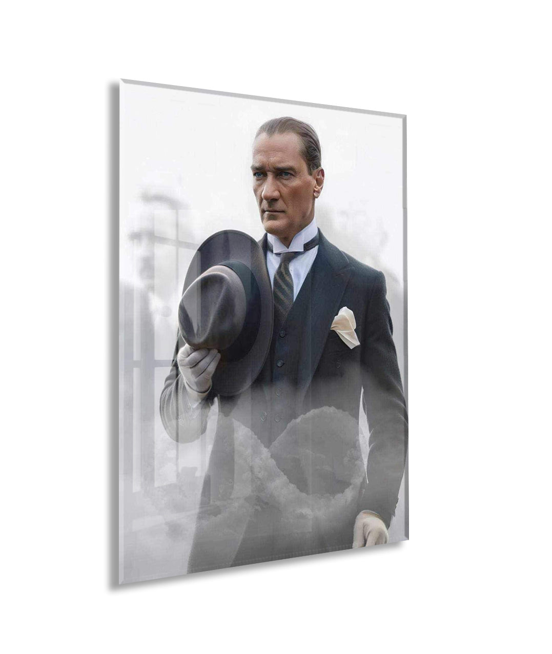 Atatürk Şapkalı Portre Cam Tablo | Zarif ve Güçlü Atatürk Tasviri, Modern Duvar Dekoru, UV Baskı Temperli Cam PeonyAta048