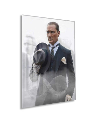 Atatürk Şapkalı Portre Cam Tablo | Zarif ve Güçlü Atatürk Tasviri, Modern Duvar Dekoru, UV Baskı Temperli Cam PeonyAta048