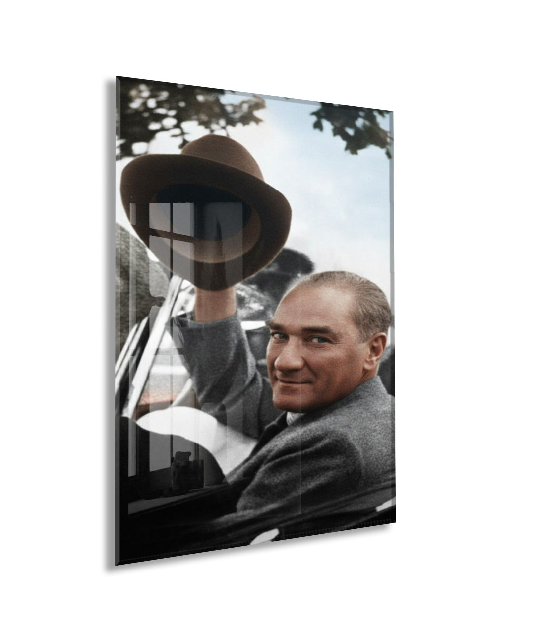 Atatürk Şapkalı Selam Verirken Cam Tablo – Halkla Bütünleşen Lider Temalı Cam Duvar Tablosu -PeonyAta066