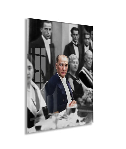 Diplomatik Davette Atatürk Cam Tablo – Devlet Adamlığı ve Modern Cumhuriyeti Yansıtan 4 mm Temperli Cam Duvar Dekoru -PeonyAta1016