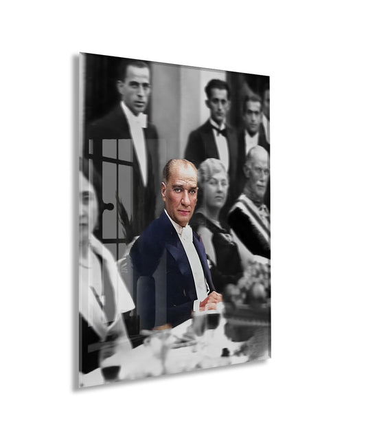 Diplomatik Davette Atatürk Cam Tablo – Devlet Adamlığı ve Modern Cumhuriyeti Yansıtan 4 mm Temperli Cam Duvar Dekoru -PeonyAta1016
