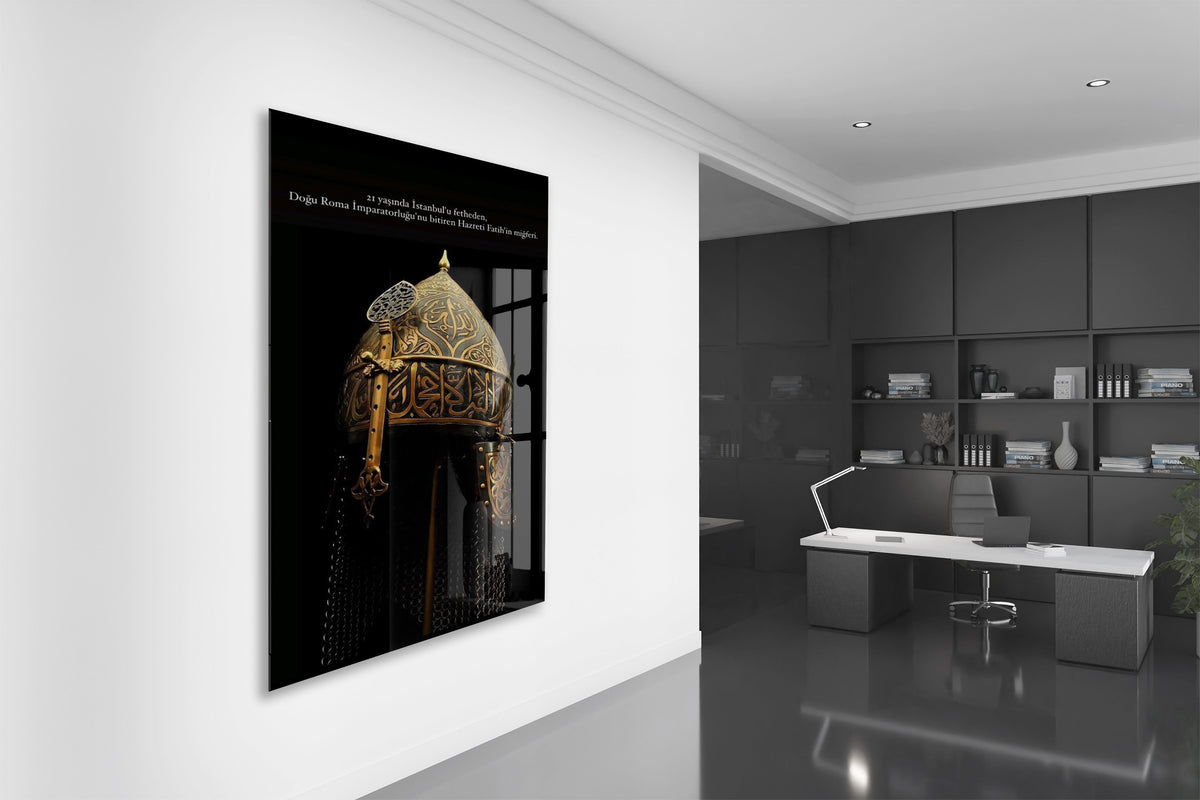 Fatih Sultan Mehmet Miğferi Cam Tablo – İstanbul’un Fethini Sembolize Eden Tarihi Duvar Dekoru