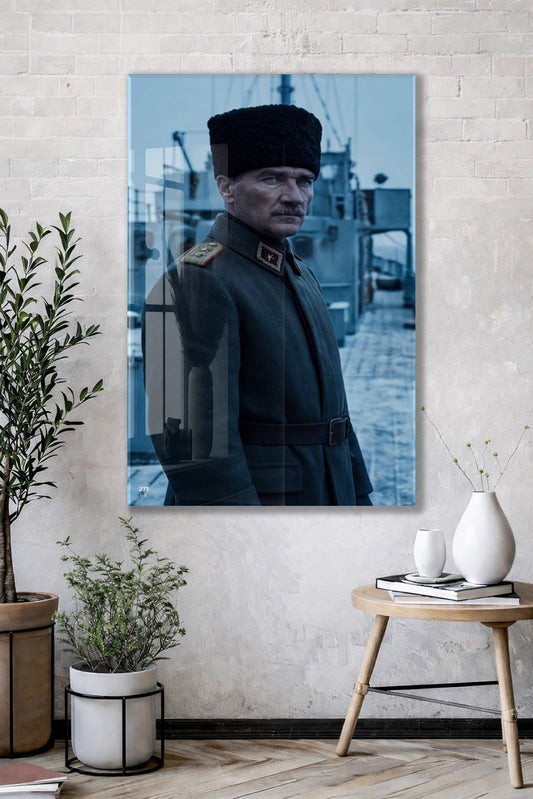 Atatürk Askerî Üniformalı Cam Tablo – Cephe ve Liderlik Temalı Premium Cam Duvar Tablosu