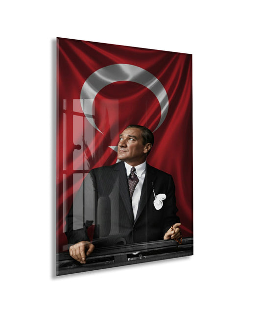 Atatürk Türk Bayrağı Önünde Cam Tablo – Devlet Adamlığı ve Liderlik Temalı 4 mm Temperli
