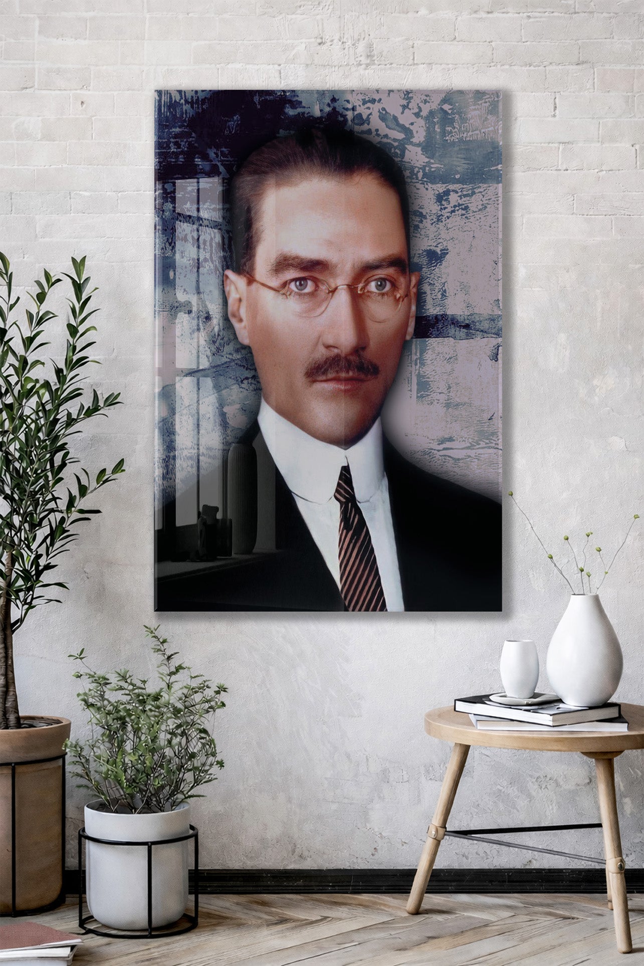 Atatürk Cam Tablo – Gözlüklü Portre Tasarımı, 4 mm Temperli Cam Üzerine Modern ve Prestijli Duvar Dekoru -PeonyAta1021