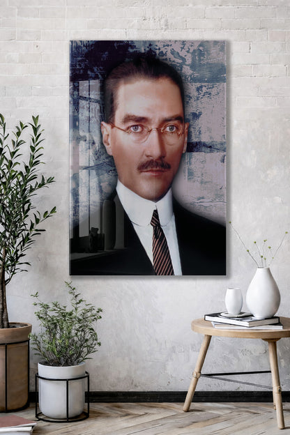 Atatürk Cam Tablo – Gözlüklü Portre Tasarımı, 4 mm Temperli Cam Üzerine Modern ve Prestijli Duvar Dekoru -PeonyAta1021