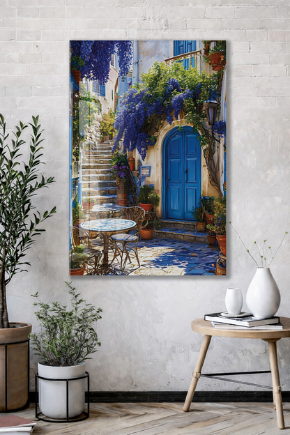 Mavi Kapılı Akdeniz Sokağı Cam Tablo – Çiçekli Taş Merdiven ve Ege Esintili Duvar Dekoru - Peony055