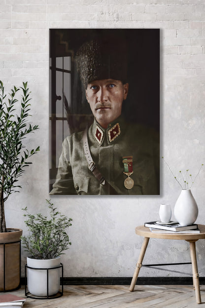 Atatürk Cam Tablo – Askerî Üniformalı İkonik Portre, 4 mm Temperli Cam Üzerine Premium Duvar Dekoru -PeonyAta1029