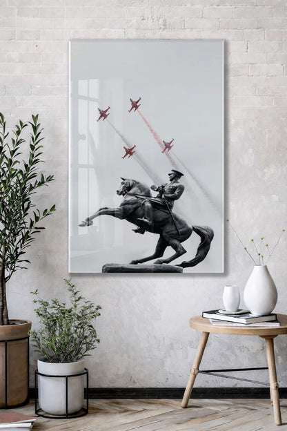 Atatürk At Üzerinde Cam Tablo – Modern Liderlik Temalı 4 mm Temperli Cam Duvar Dekoru -PeonyAta054