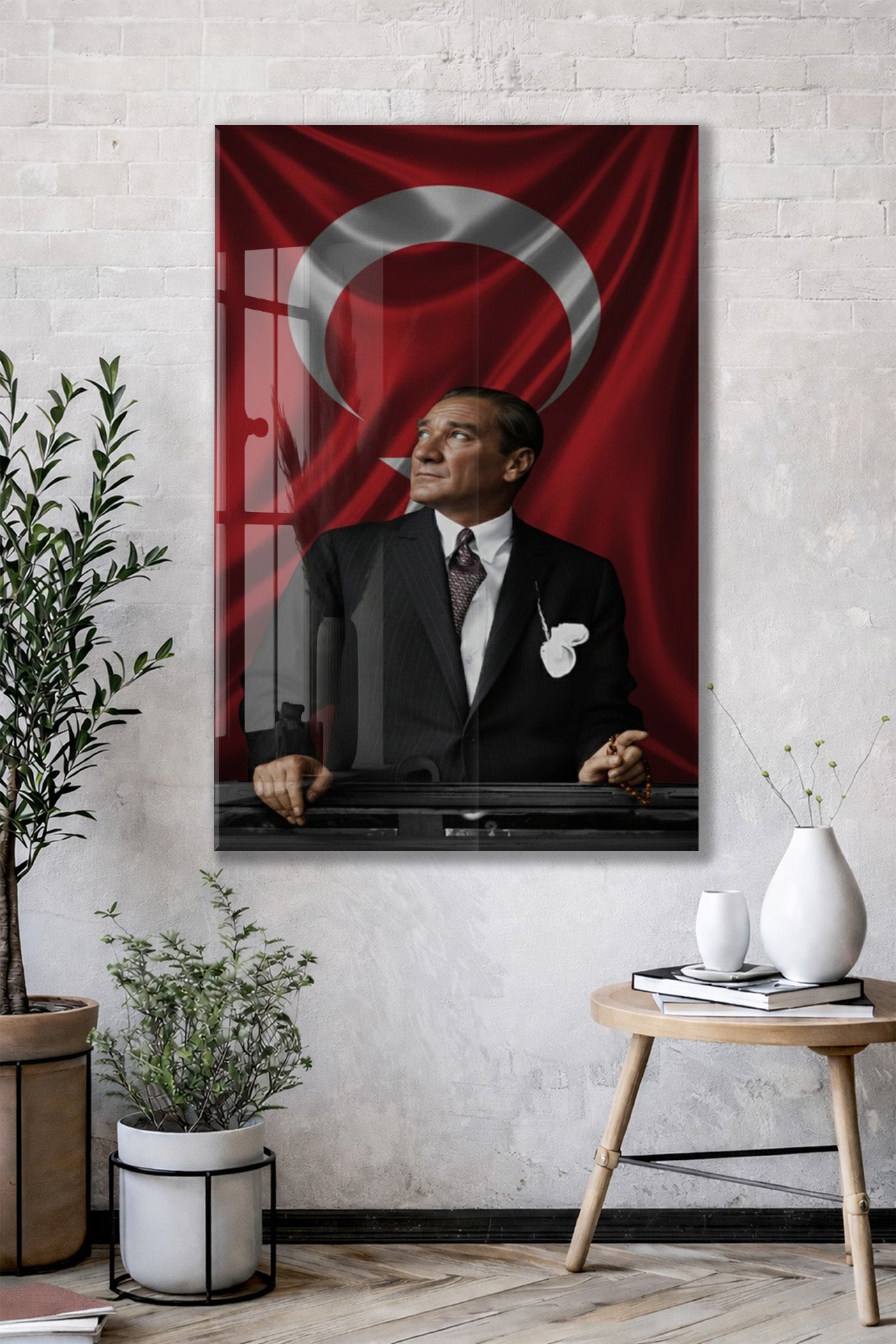 Atatürk Türk Bayrağı Önünde Cam Tablo – Devlet Adamlığı ve Liderlik Temalı 4 mm Temperli Cam-PeonyAta057