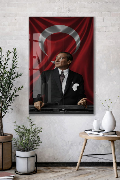Atatürk Türk Bayrağı Önünde Cam Tablo – Devlet Adamlığı ve Liderlik Temalı 4 mm Temperli Cam-PeonyAta057