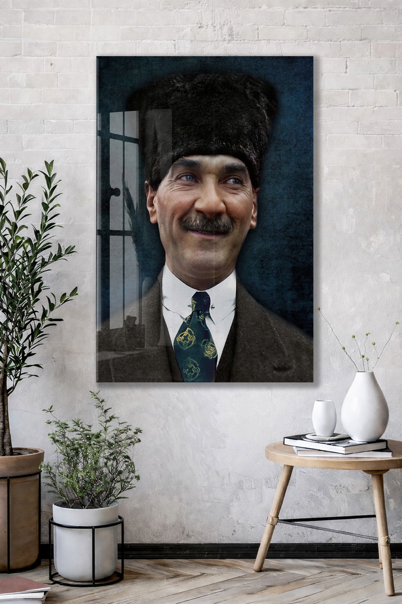 Kalpaklı Atatürk Portre Cam Tablo – Millî Mücadele Ruhunu Yansıtan Modern 4 mm Temperli Cam Duvar Dekoru -PeonyAta1003