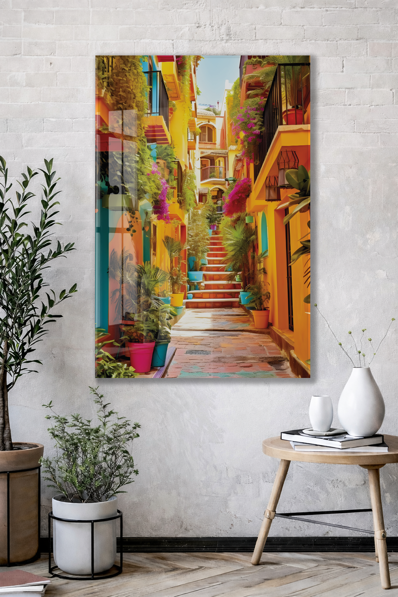 Renkli Akdeniz Sokağı Cam Tablo – Canlı Mimari ve Dar Sokak Temalı Dekoratif Duvar Tablosu - Peony054