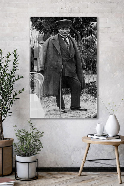 Atatürk Siyah Beyaz Cam Tablo – Bastonlu Tam Boy Portre 4 mm Temperli Cam -PeonyAta060