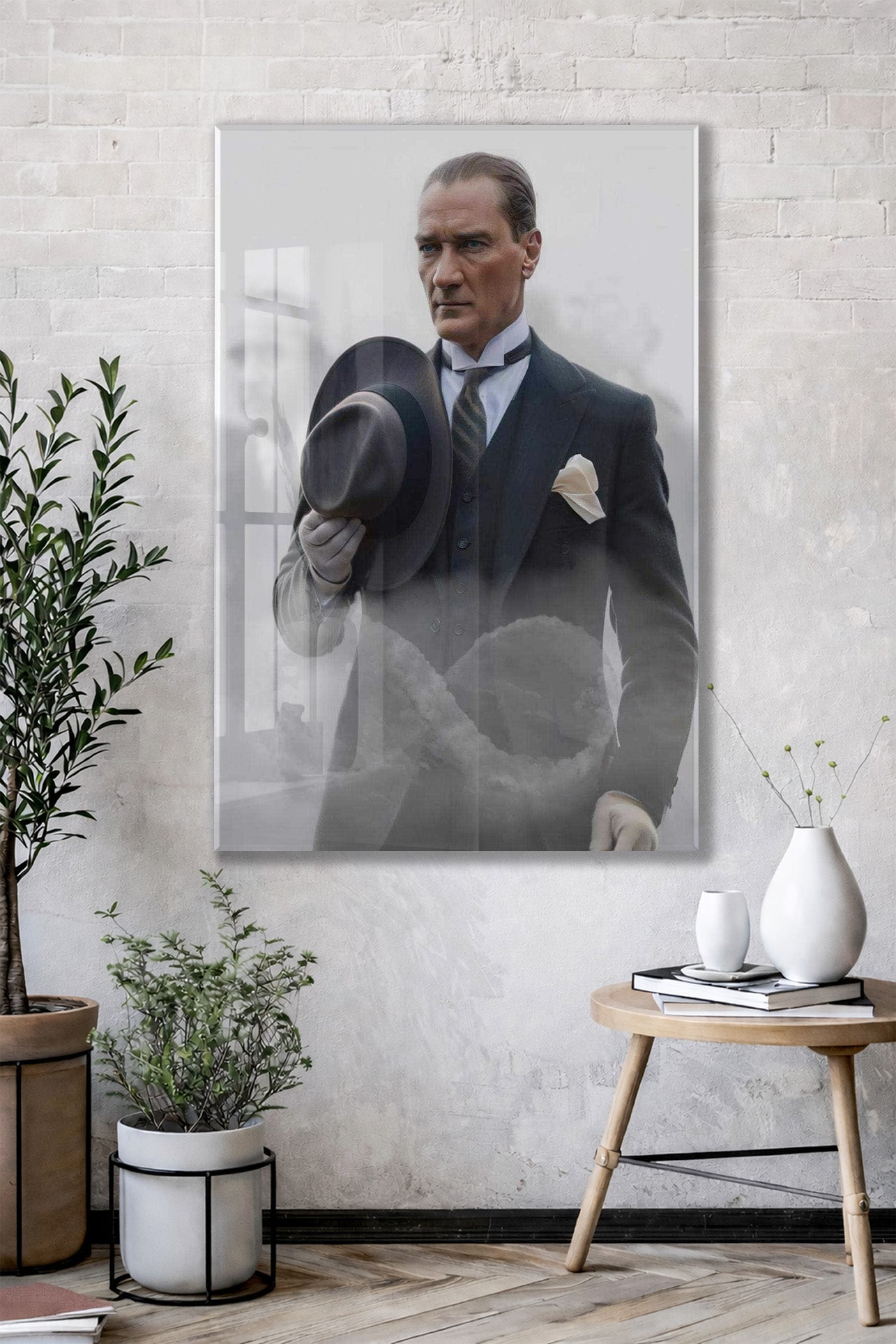Atatürk Şapkalı Portre Cam Tablo | Zarif ve Güçlü Atatürk Tasviri, Modern Duvar Dekoru, UV Baskı Temperli Cam PeonyAta048