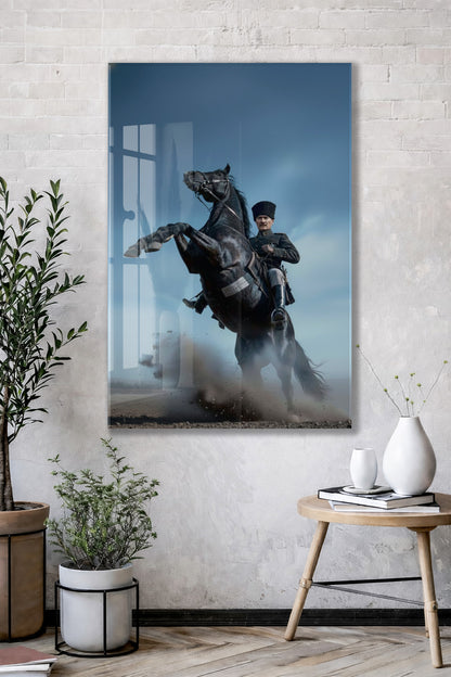 Atatürk At Üzerinde Cam Tablo – Liderlik ve Kurtuluş Ruhunu Yansıtan 4 mm Temperli Cam -PeonyAta056