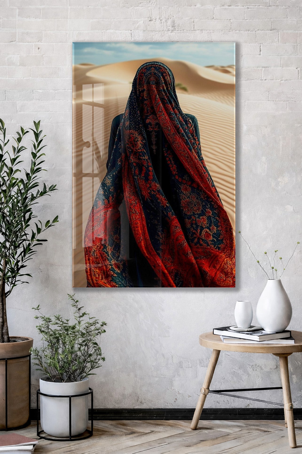 “Çölün Sessiz Tanığı” – Desenli Örtülü Kadın Figürü Cam Tablo - Peony065