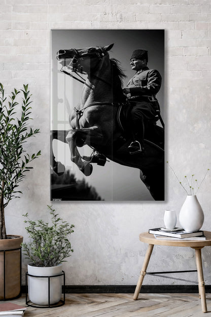 Atatürk At Üzerinde Cam Tablo – Siyah Beyaz Liderlik Temalı Cam Duvar Tablosu -PeonyAta068