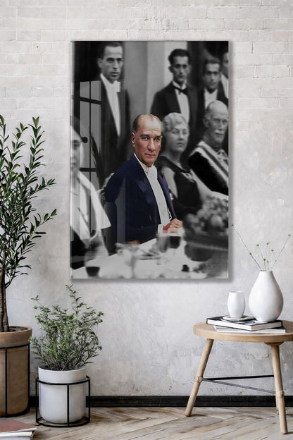 Diplomatik Davette Atatürk Cam Tablo – Devlet Adamlığı ve Modern Cumhuriyeti Yansıtan 4 mm Temperli Cam Duvar Dekoru -PeonyAta1016